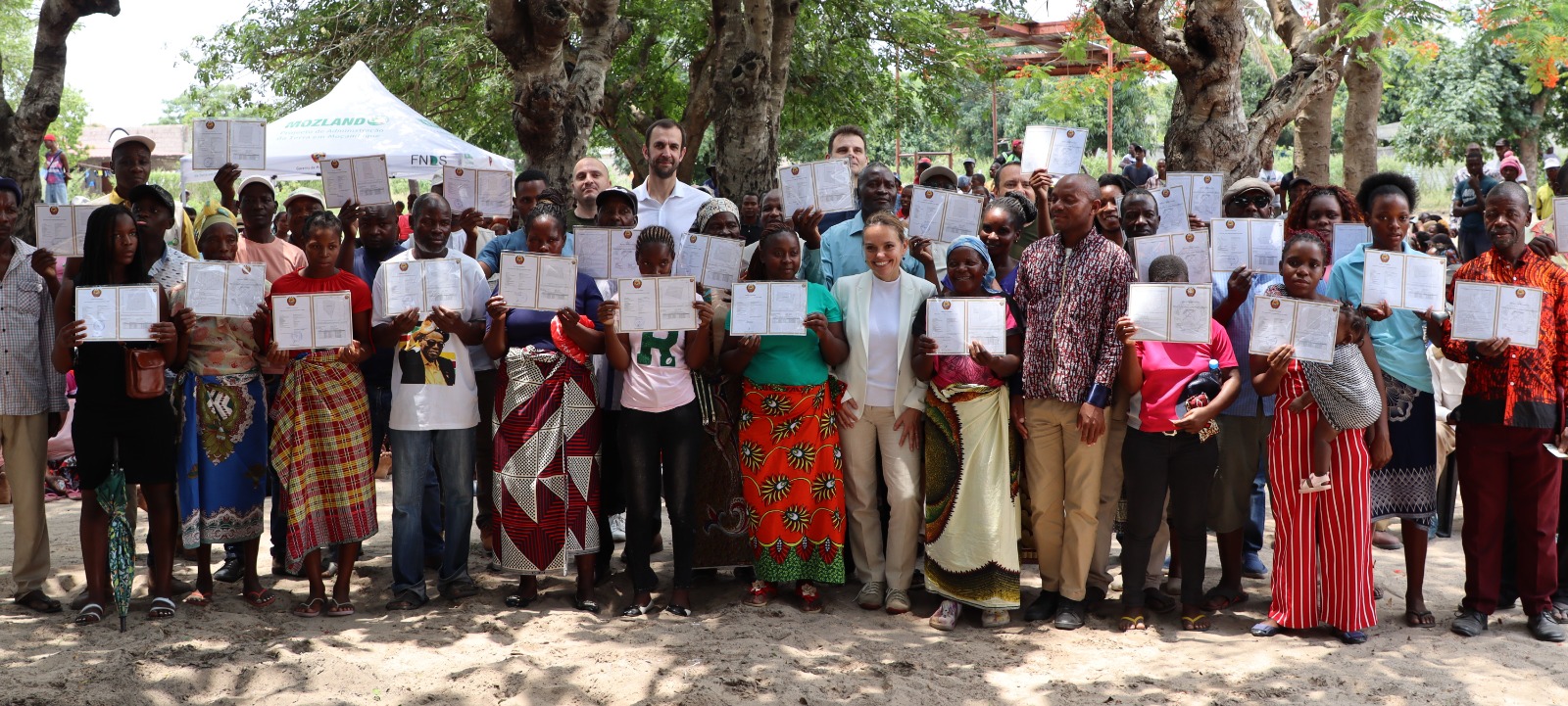 Residentes de Marracuene, Província de Maputo, recebem títulos de DUAT no âmbito do Projecto de Administração de Terra em Moçambique – MozLand (Terra Segura)