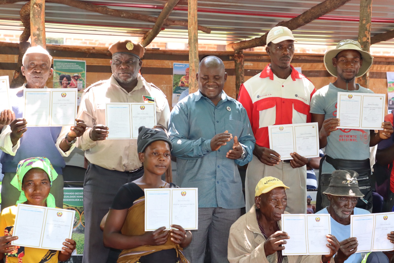 Residentes de Mossurizi, Província de Manica, recebem Títulos de DUAT's no âmbito do Projecto de Administração de Terra em Moçambique – Mozland (Terra Segura)